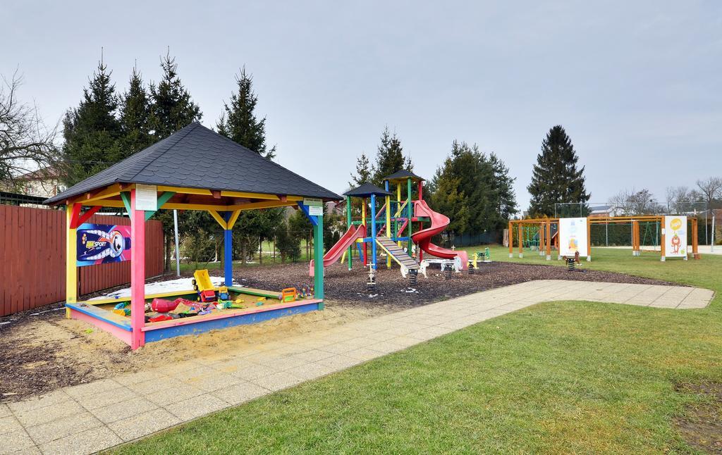 Restaurace A Penzion Kamenec Jilešovice Buitenkant foto