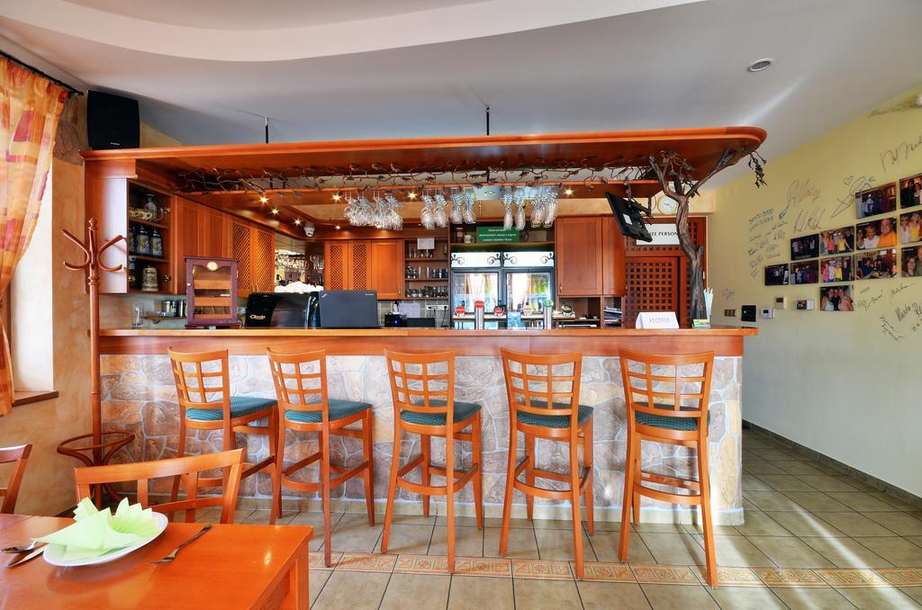 Restaurace A Penzion Kamenec Jilešovice Buitenkant foto