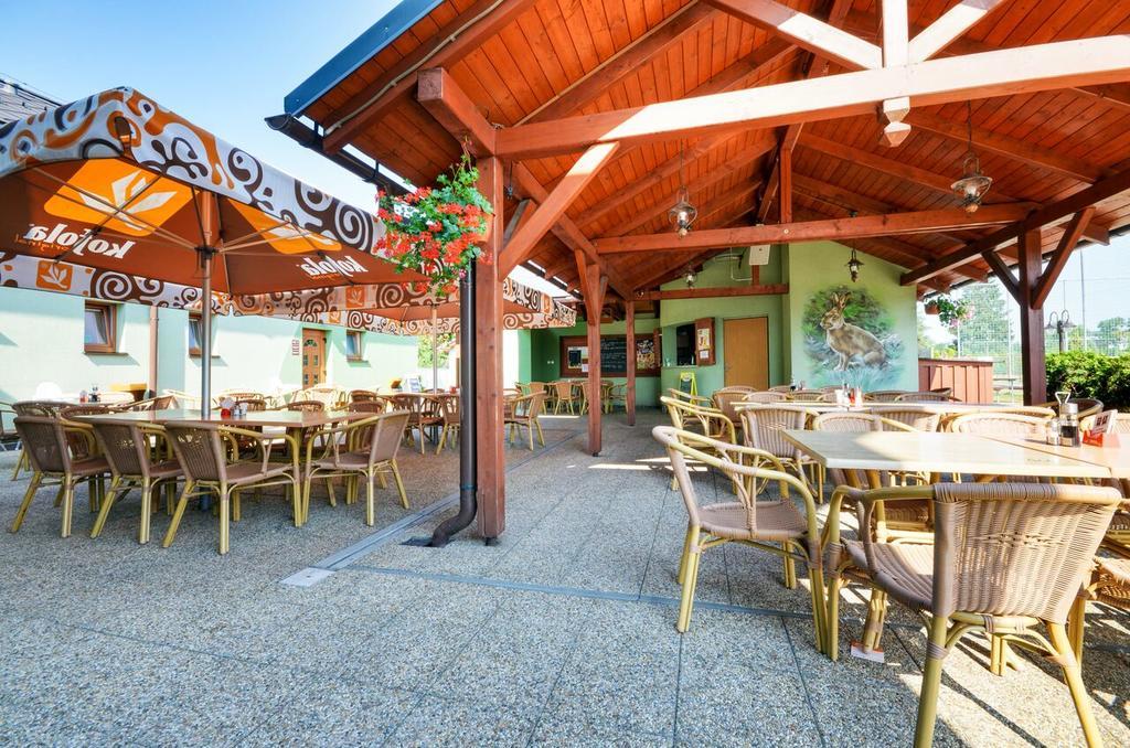 Restaurace A Penzion Kamenec Jilešovice Buitenkant foto