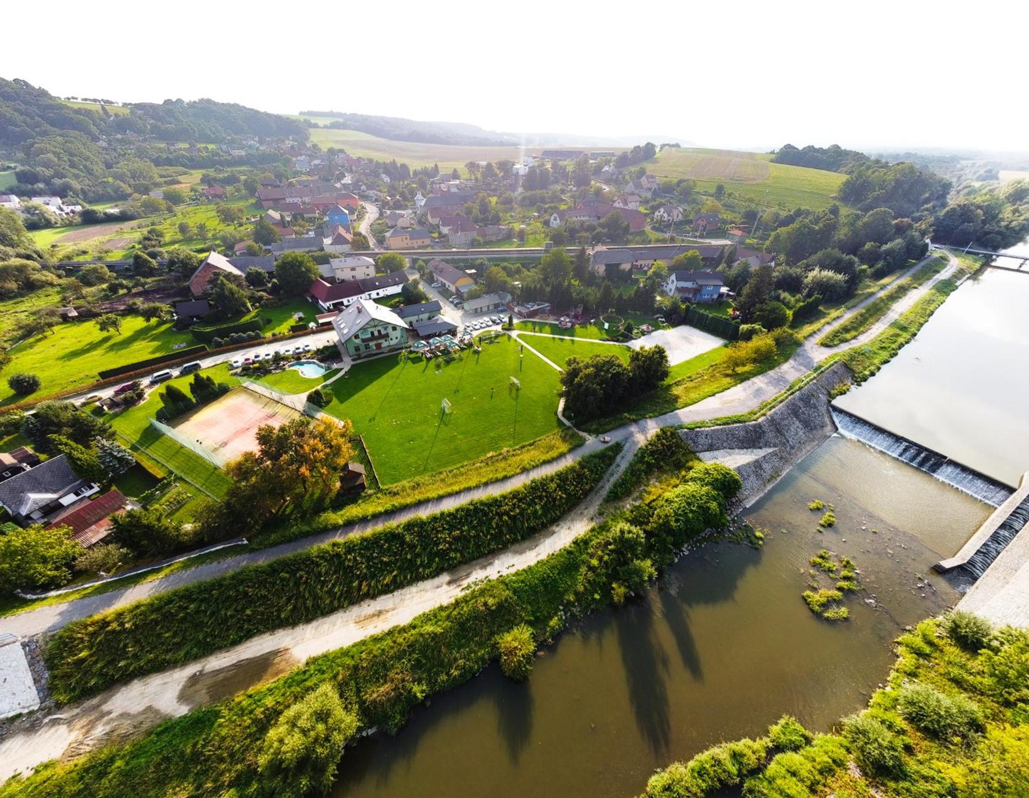 Restaurace A Penzion Kamenec Jilešovice Buitenkant foto